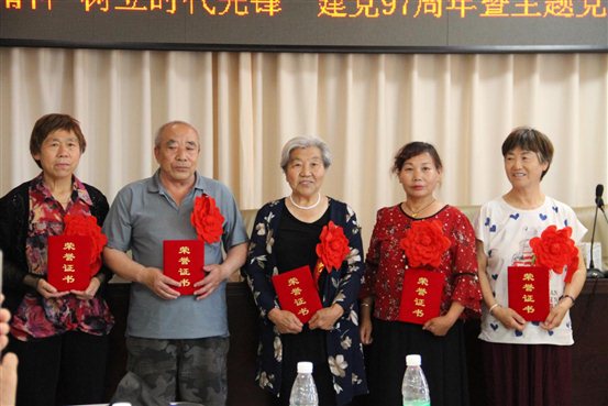 6.28荣获海馨社区最美家庭的代表