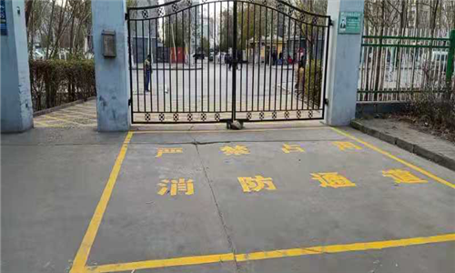 林荫街道海馨社区各小区画制禁停标语 畅通消防通道