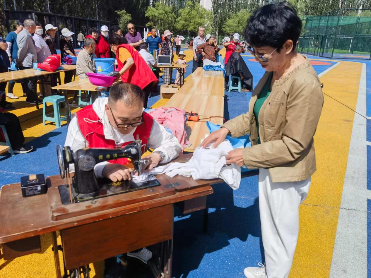 张永胜在集市给居民缝改衣服